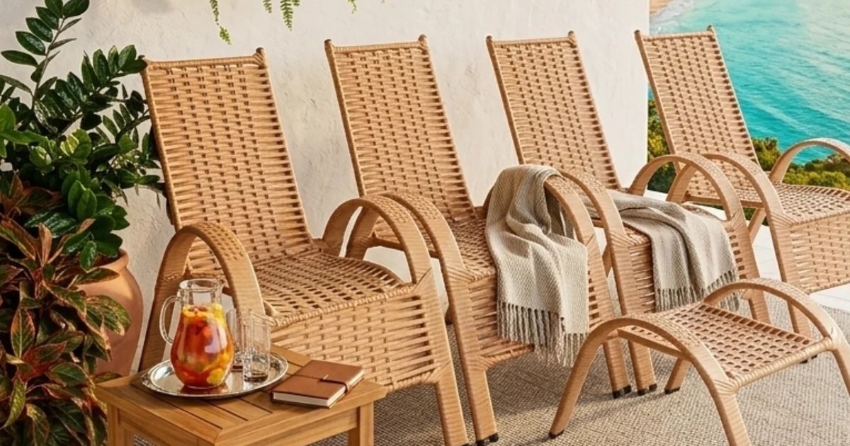 Kit Terraço Luxo com 4 Cadeiras em Fibra e Mesa de Centro